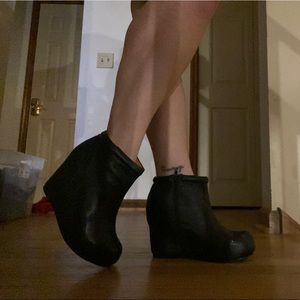 Aldo Vienna black leather wedges